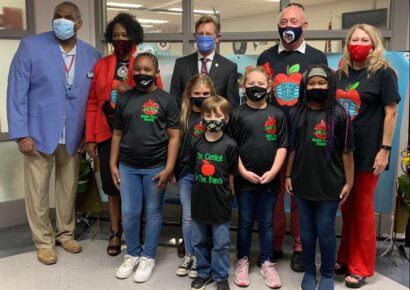 ARIS Students Have Special Guests for Apple Crunch Day!