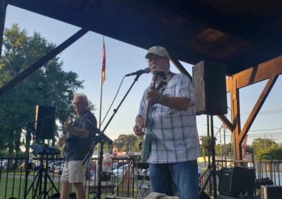 Bama Breeze Duo Takes Stage for FREE Tunes on the Green Concert; See Photos