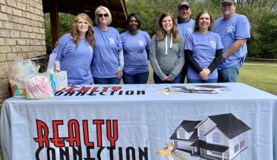 Realty Connection holds 6th Annual Easter Eggstravaganza at Lanark