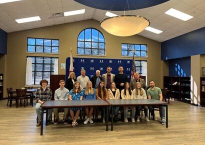 Pine Level Mayor presents award to Marbury High School government class for participation in Pine Level history 