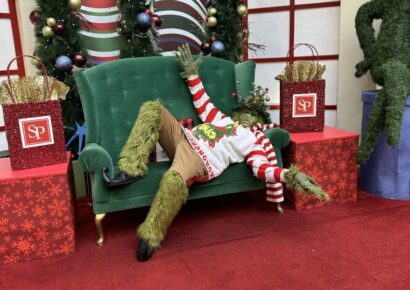 Sharing the joy from far and wide, local ’98 classmates help to spread Christmas cheer 