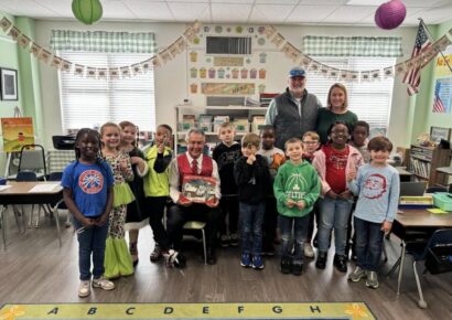 Prattville Mayor Bill Gillespie reads to students at PPS