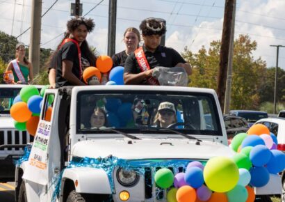 Stanhope Elmore celebrates homecoming week with parade, senior pond jump