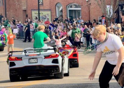 Neon lights, beads and MoonPies bring Wetumpka Mardi Gras to life downtown