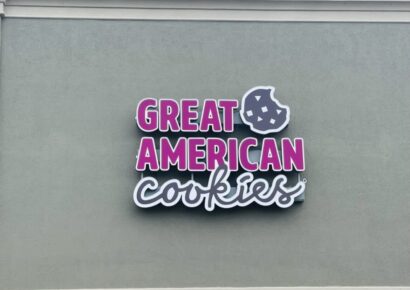 Cookie fans get sweet treat as Great American Cookie Co. prepares to open