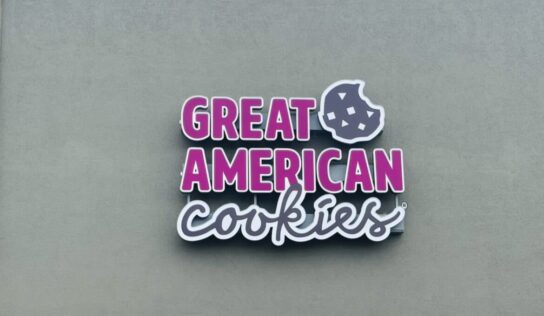 Cookie fans get sweet treat as Great American Cookie Co. prepares to open